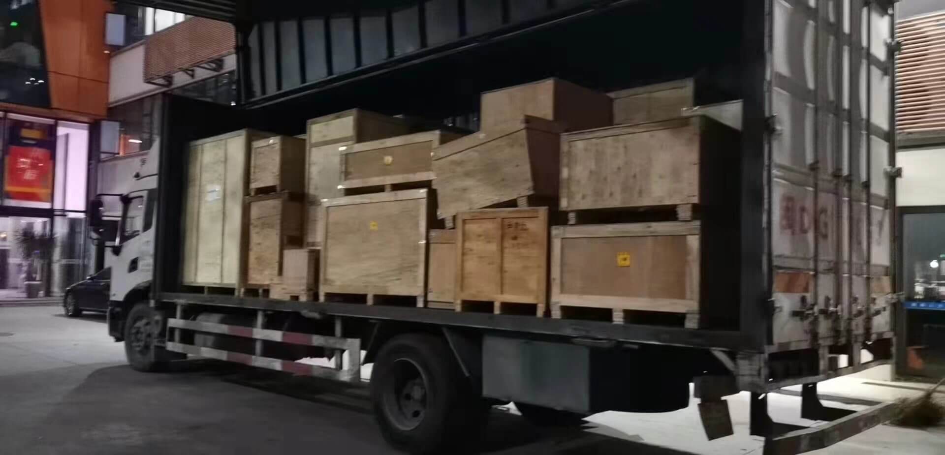 Due contenitori di macchine a celle a sacchetto vengono spediti negli Stati Uniti
